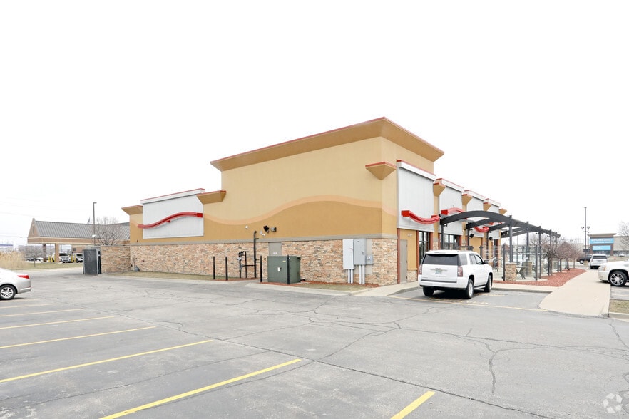 More Photos Of 15133 Hall Rd, Utica Restaurant For Lease