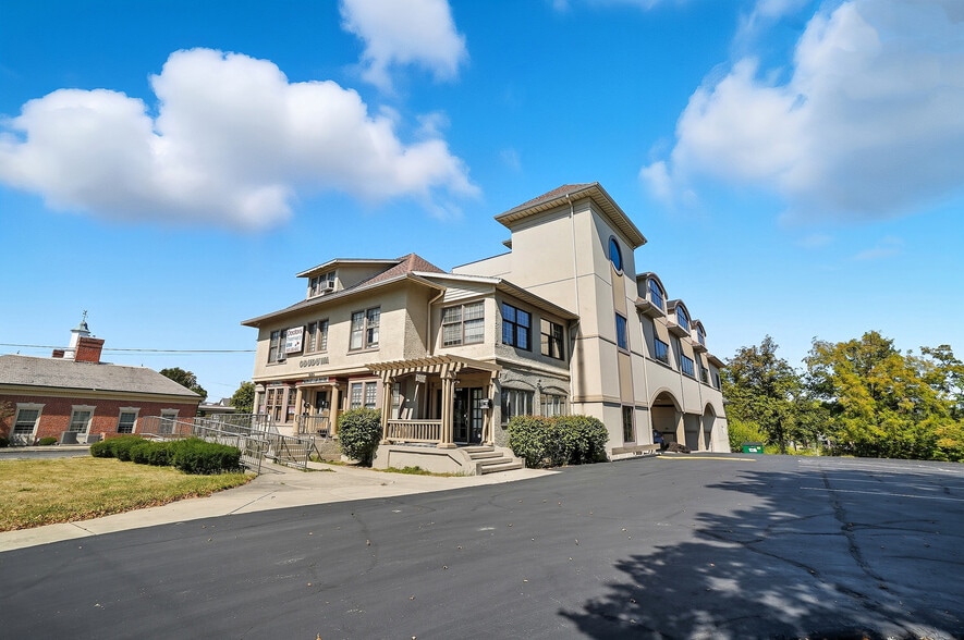 More Photos Of 916-920 W Market St, Lima Medical For Lease