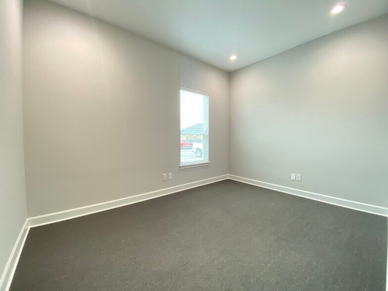 More Photos Of 1640 Highland Falls Dr, Leander Medical For Sale