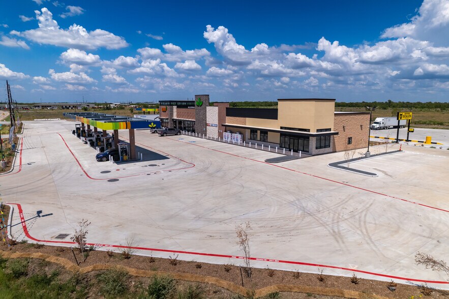 More Photos Of 3333 Kilgore Pkwy, Baytown General Retail For Lease