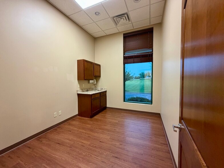 More Photos Of 2127 Midlands Ct, Sycamore Medical For Lease