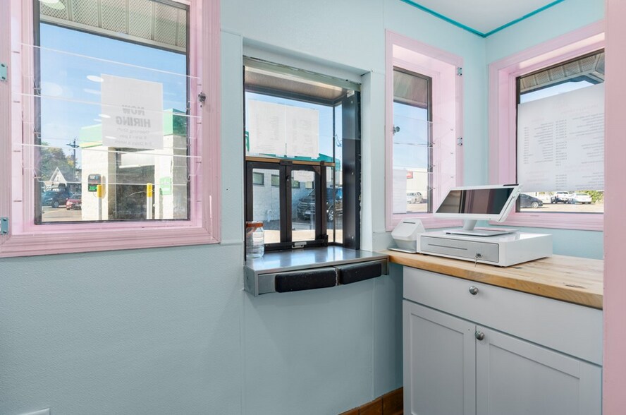 More Photos Of 970 Newton St, Baldwin Restaurant For Sale