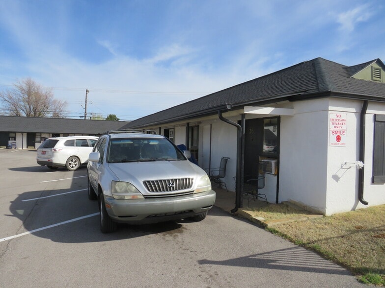 More Photos Of 925 W Main St, Yukon Apartments For Sale