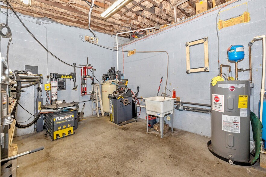 More Photos Of 9827 Hansonville Rd, Frederick Auto Repair For Sale