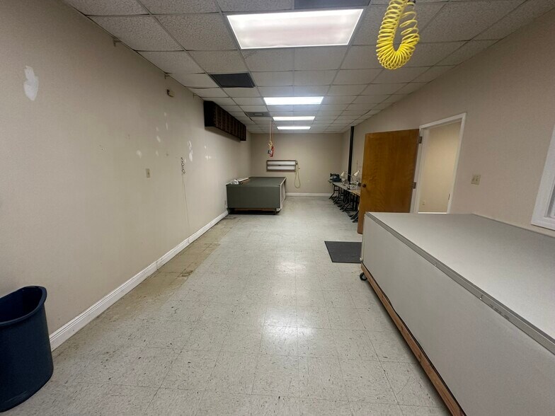 More Photos Of 105 N Falkenburg Rd, Tampa Manufacturing For Lease