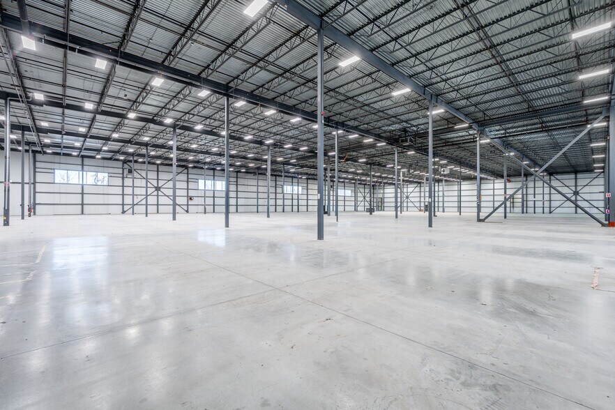More Photos Of 17550 Rte Transcanadienne, Montréal Warehouse For Lease