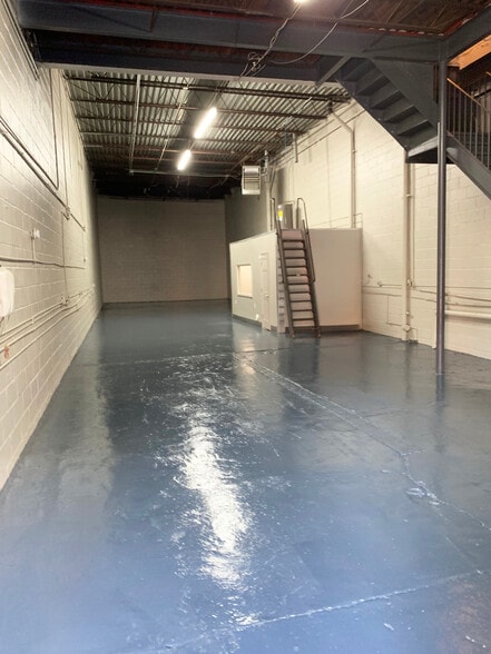 More Photos Of 3717 55th St, Woodside Warehouse For Lease