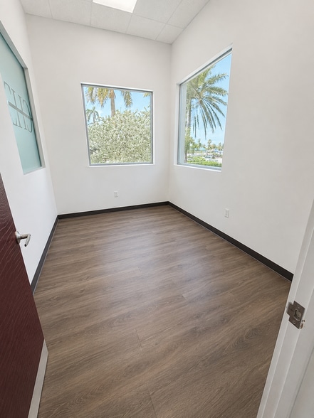 More Photos Of 201 N Ocean Dr, Hollywood Storefront Retail Office For Lease