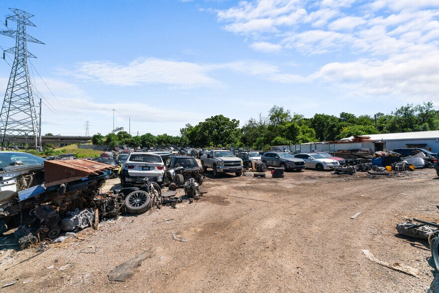 More Photos Of 10466 Central Expy, Dallas Auto Salvage Facility For Sale