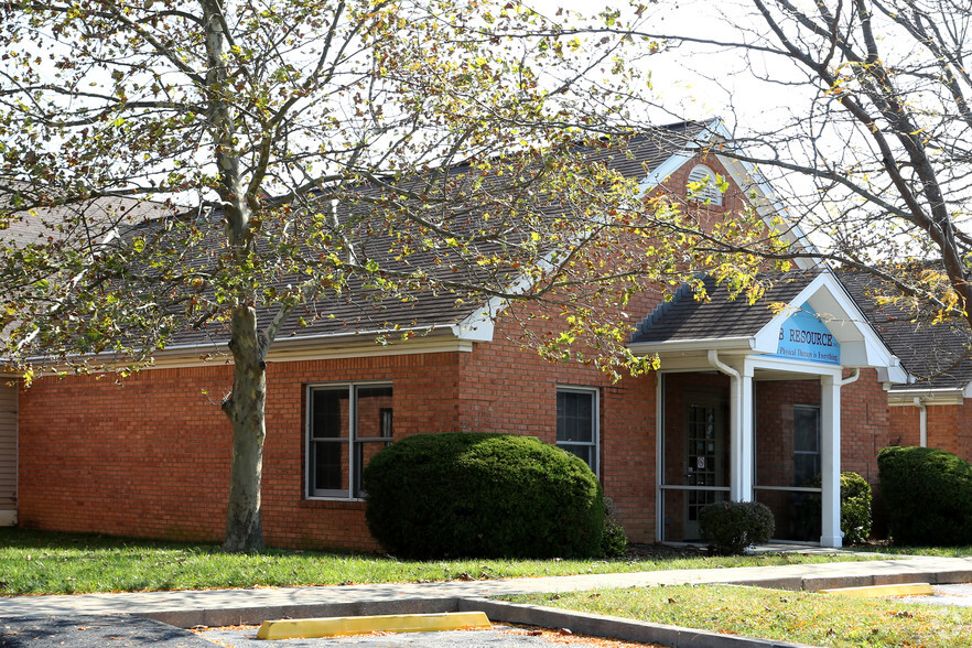 Primary Photo Of 1239 Woodland Dr, Elizabethtown Medical For Sale