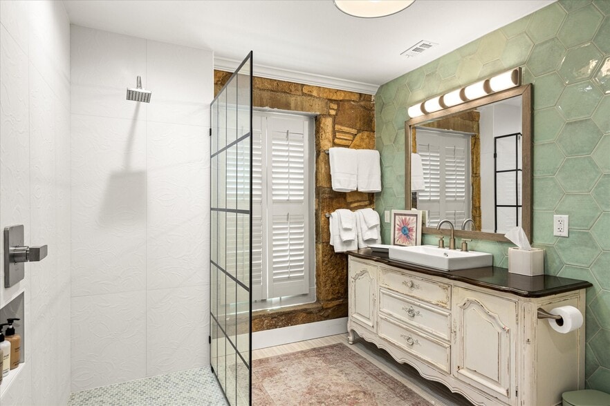 More Photos Of 111 S Houston St, Granbury Loft Creative Space For Sale