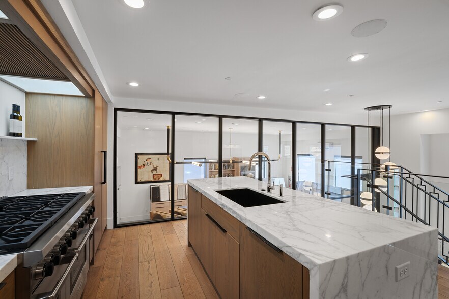 More Photos Of 4554 Forestdale Dr, Park City Showroom For Lease