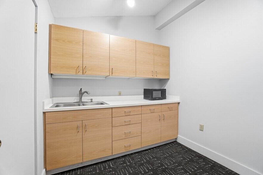 More Photos Of 546 Brehl Ave, Columbus Showroom For Lease