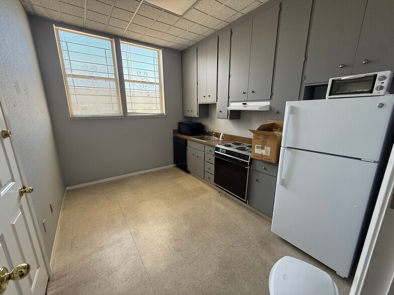 More Photos Of 1420 W Kettleman Ln, Lodi Unknown For Lease