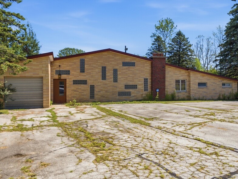 More Photos Of 1801 Johnston Dr, Manitowoc Warehouse For Sale