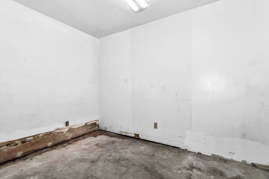 More Photos Of 1220 S Washington Ave, Titusville Convenience Store For Sale