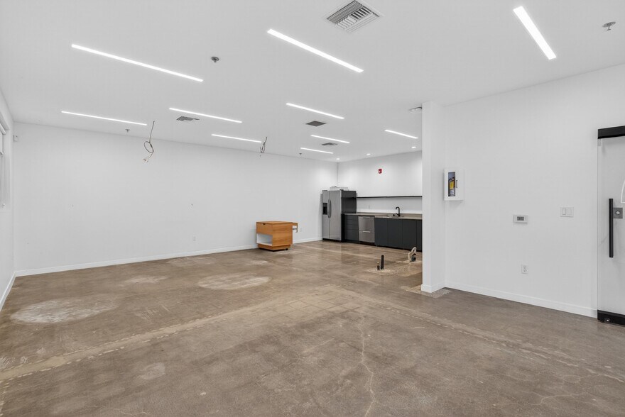 More Photos Of 1322-1326 Obispo Ave, Long Beach Warehouse For Lease