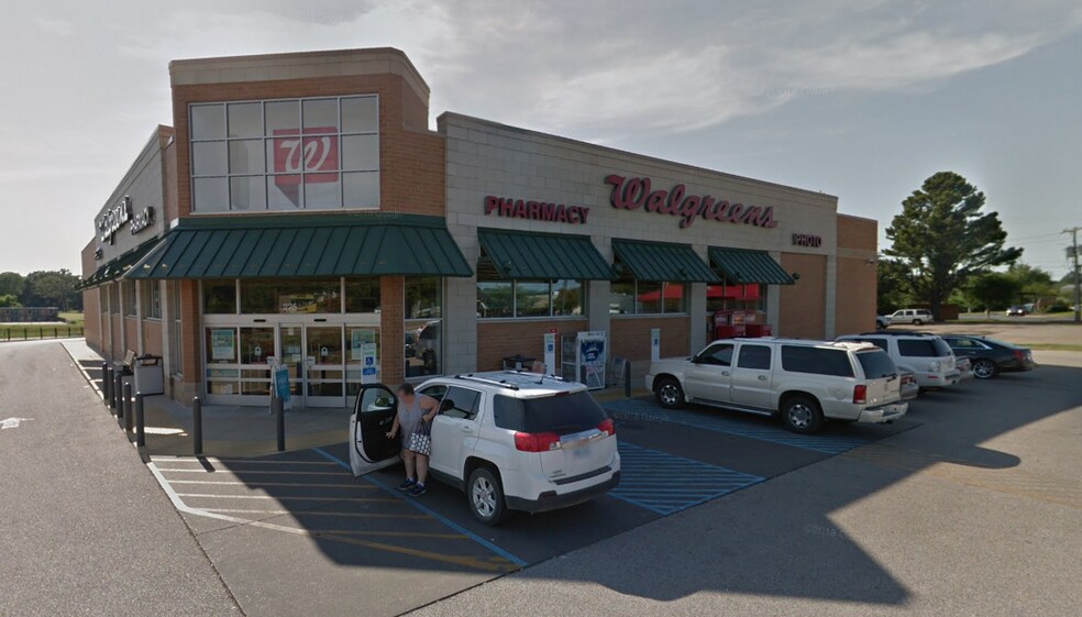 More Photos Of 225 State Highway 30 W, New Albany General Retail For Sale