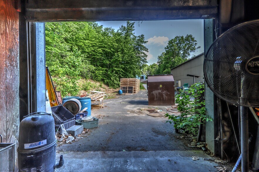 More Photos Of 15 Container Dr, Terryville Manufacturing For Sale