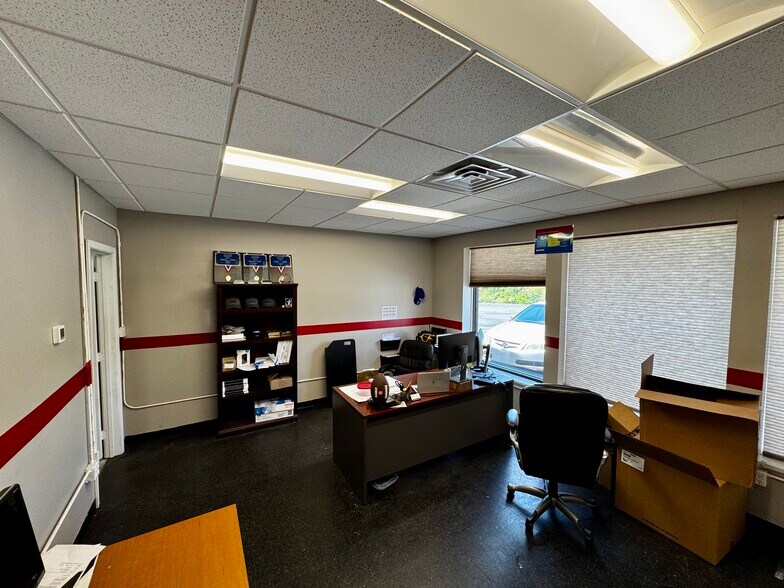 More Photos Of 1600 S Noland Rd, Independence Light Distribution For Lease