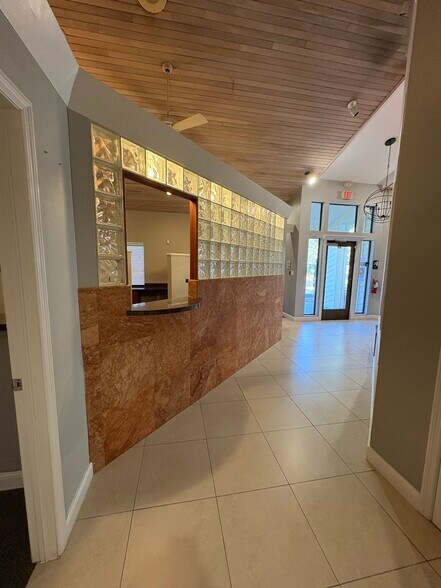 More Photos Of 9066 Cypress Green Dr, Jacksonville Medical For Lease