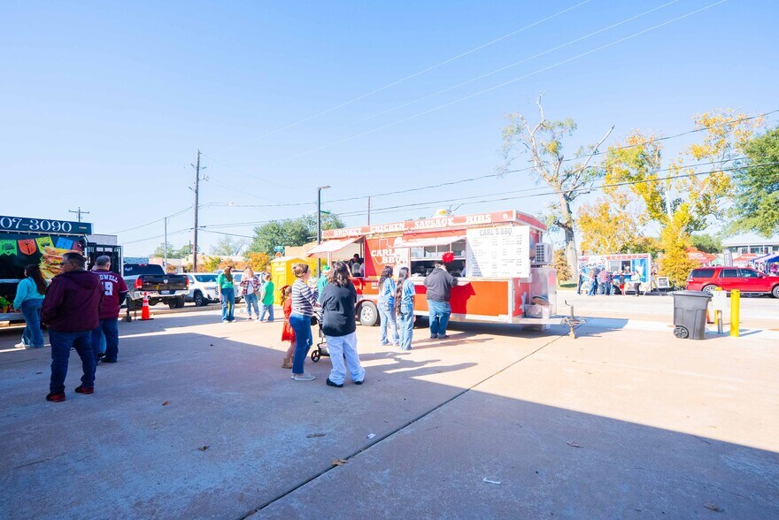 More Photos Of 2311 Main St, Waller Flex For Lease