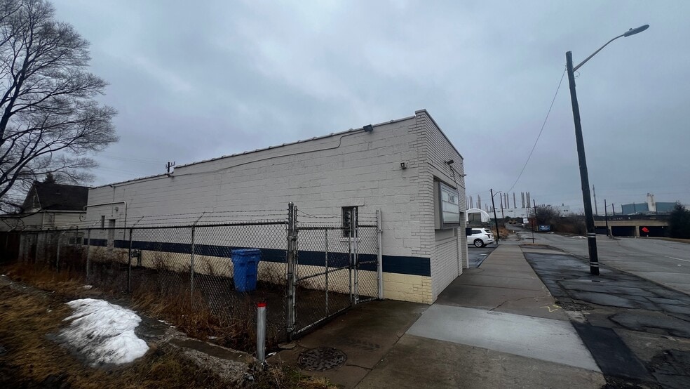 More Photos Of 10531 Wren St, Dearborn Bar For Sale