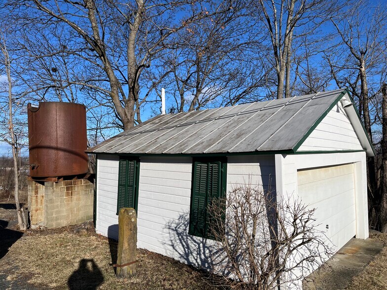 More Photos Of 156 Mount Zion Rd, Marlboro Flex For Sale