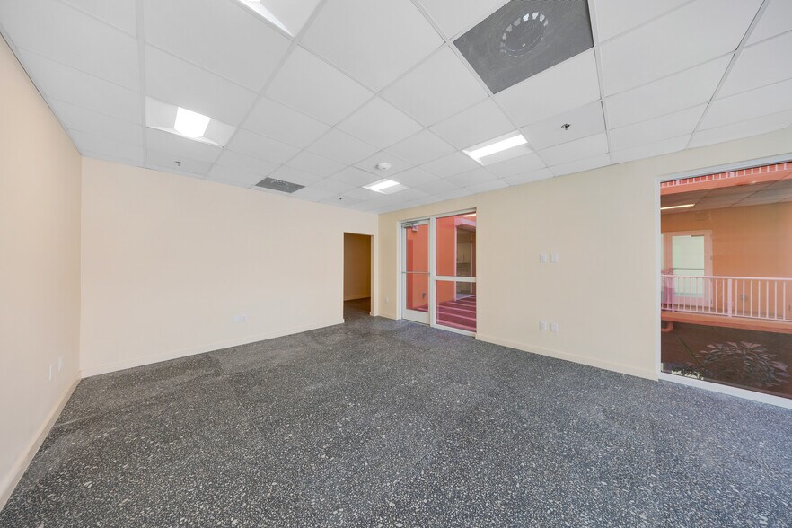 More Photos Of 123 NW 14th st, Miami Flex For Lease
