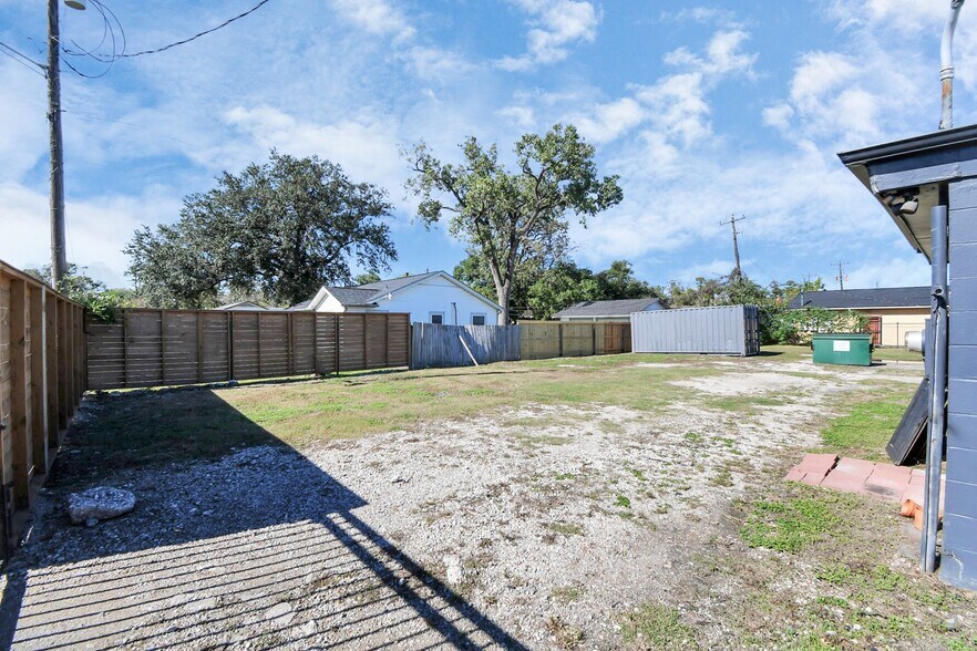 More Photos Of 11605 W Hardy Rd, Houston Storefront Retail Office For Sale