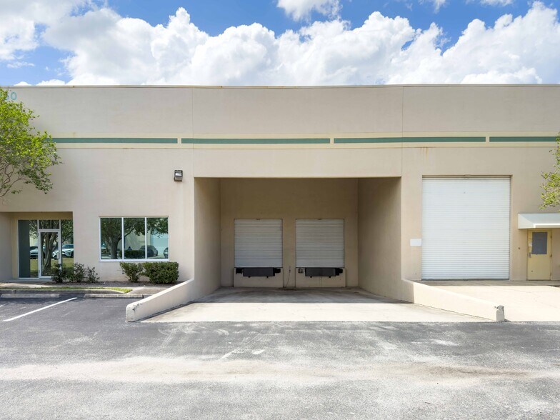 More Photos Of 6950 112th Cir, Largo Warehouse For Lease