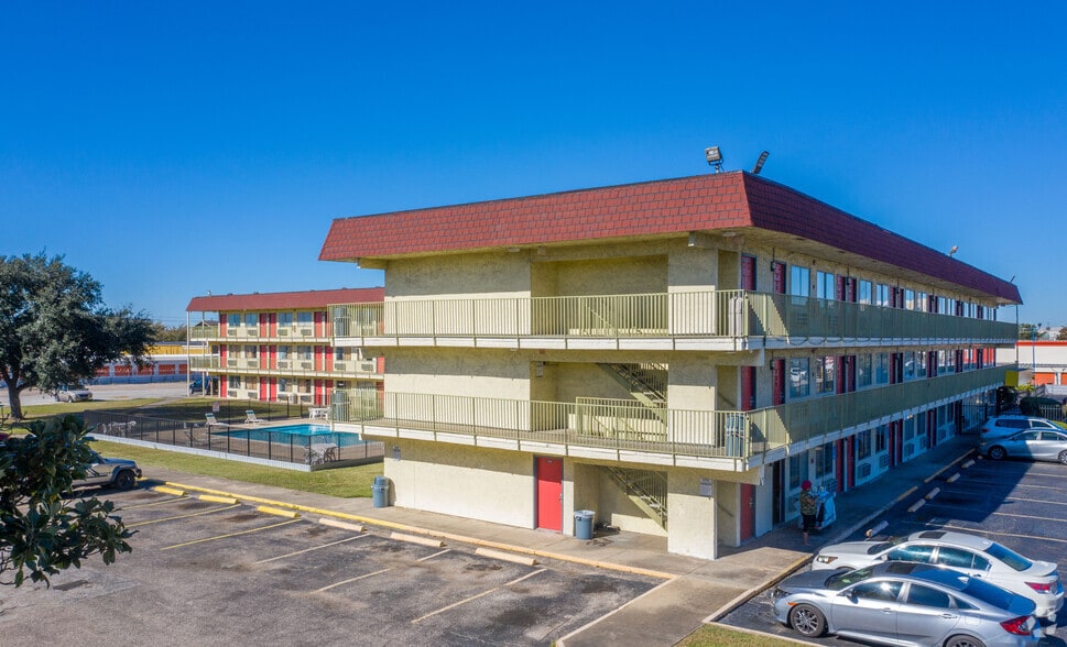 Primary Photo Of 9638 Plainfield St, Houston Hotel For Sale