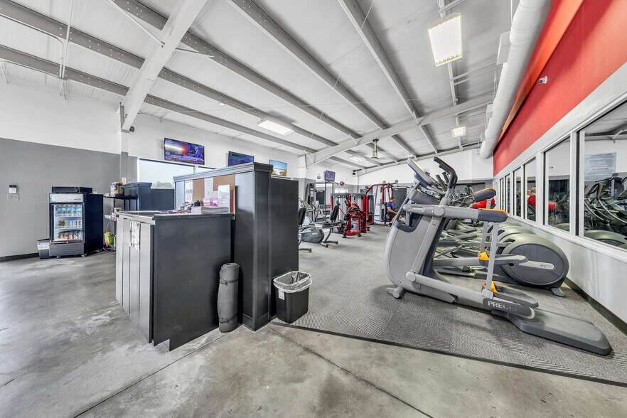 More Photos Of 2500 S Ferdon Blvd, Crestview Storefront For Lease