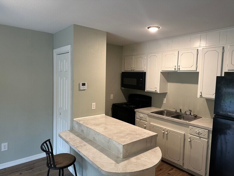 More Photos Of 2001 E 20th St, Hooks Apartments For Sale