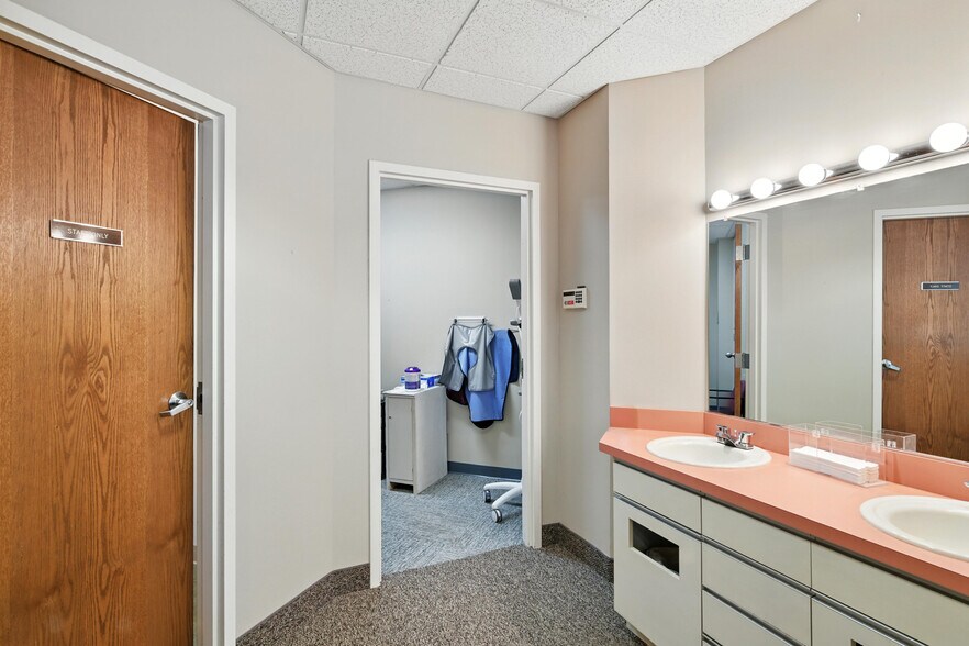 More Photos Of 3 Northwestern Dr, Bloomfield Medical For Lease