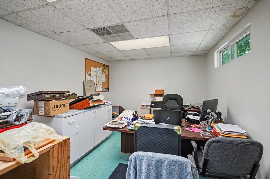 More Photos Of 4250 Herr Fieldhouse Rd, Southington Veterinarian Kennel For Sale
