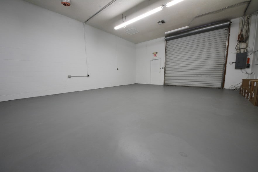 More Photos Of 3135 39th Ave N, Saint Petersburg Light Manufacturing For Lease