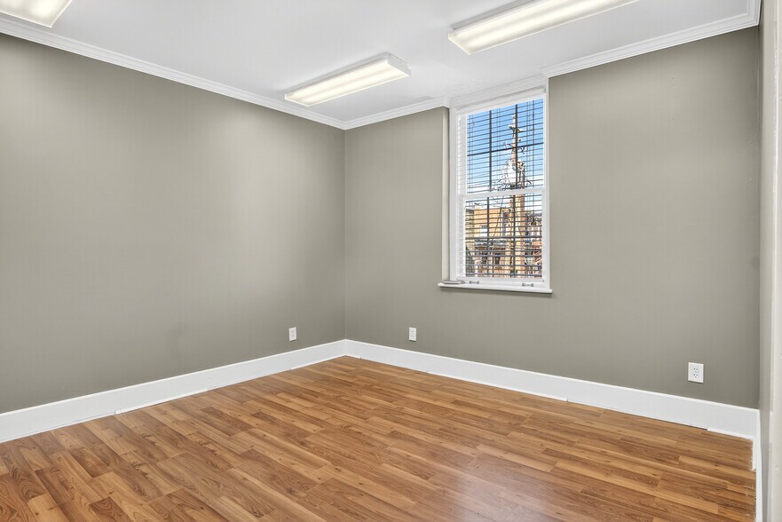 More Photos Of 115 E Market St, Warrenton Office For Lease