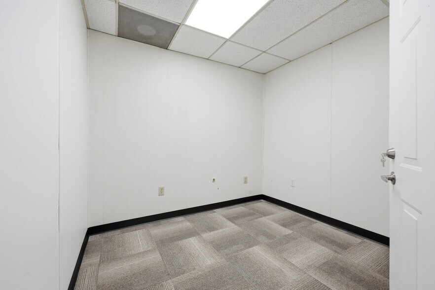 More Photos Of 941 SW Alder St, Dundee Warehouse For Lease