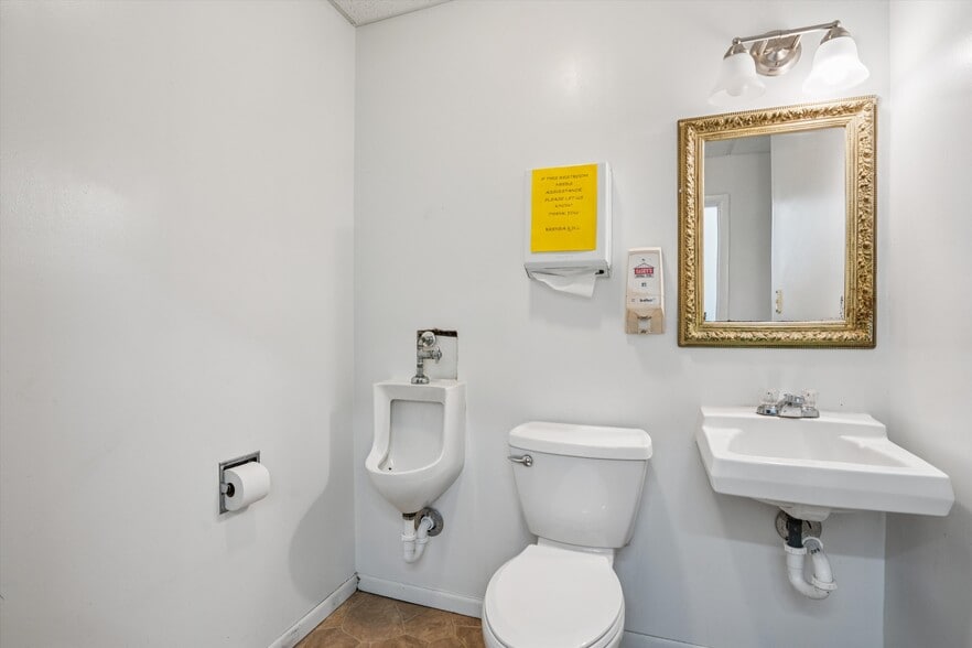 More Photos Of 2721 SW 30th St, Des Moines Office For Sale