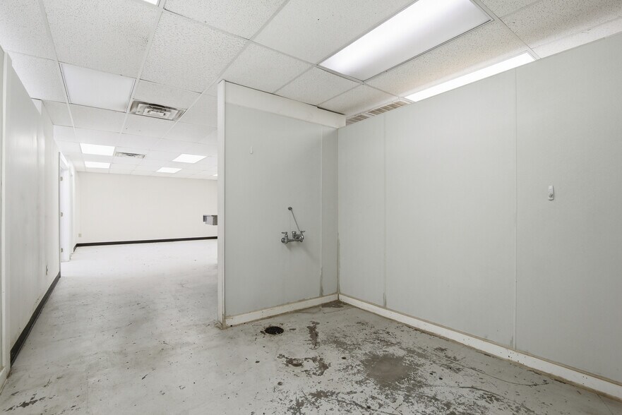 More Photos Of 2422-2424 W 41st St, Tulsa Showroom For Lease