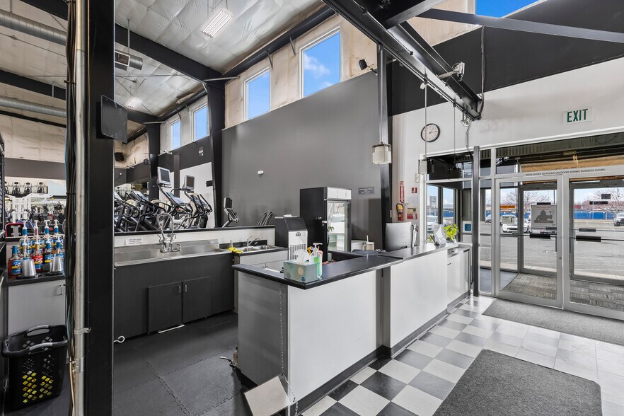 More Photos Of 2500 Business Ln, Yakima Freestanding For Lease