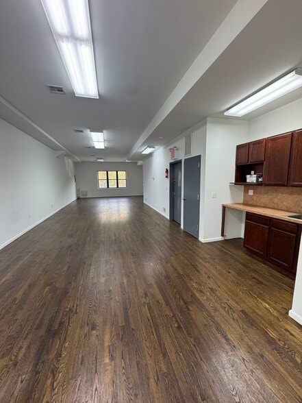 More Photos Of 111 Storer Ave, Staten Island Warehouse For Lease