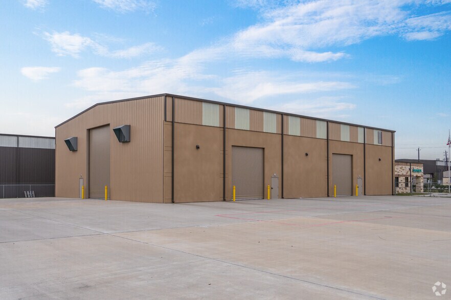 More Photos Of 4482 Genoa Red Bluff, Houston Warehouse For Lease