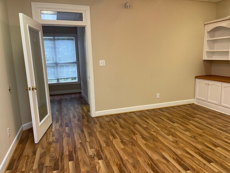 More Photos Of 3801 Springhurst Blvd, Louisville Medical For Lease