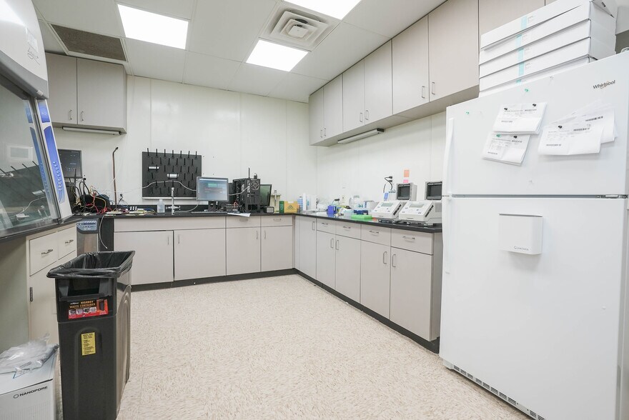 More Photos Of 10410 Corporate Dr, Sugar Land Research And Development For Lease