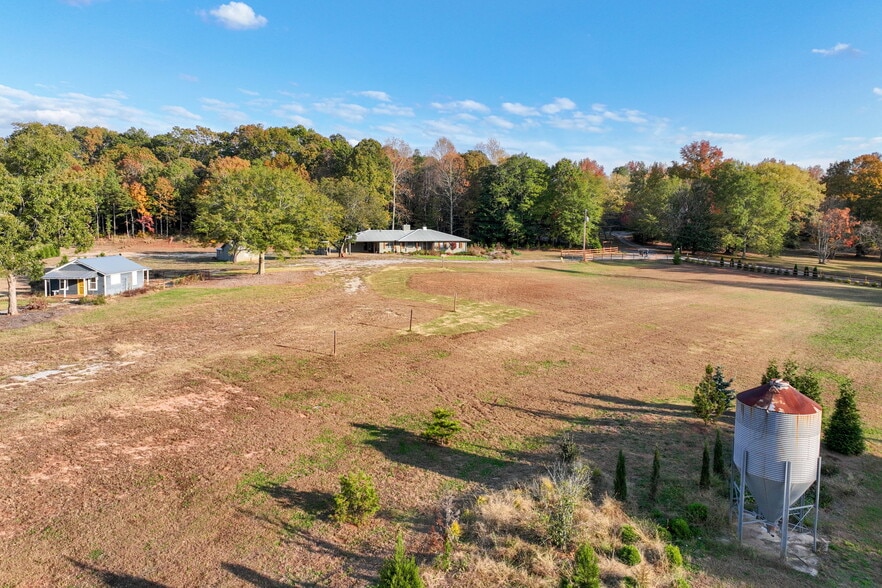 More Photos Of 5662 Cemetery Rd, Lula Land For Lease