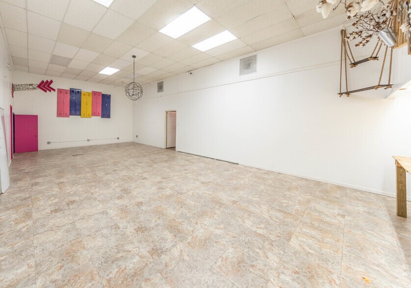 More Photos Of 4615-4617 50th St, Lubbock Freestanding For Sale