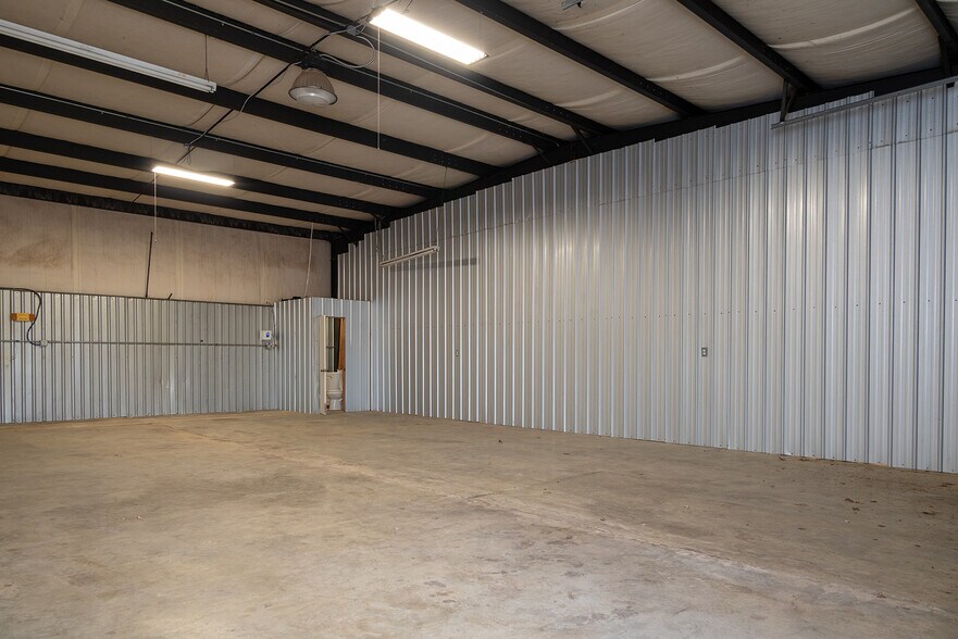More Photos Of 62 Industrial Park Cir, Benton Light Distribution For Lease