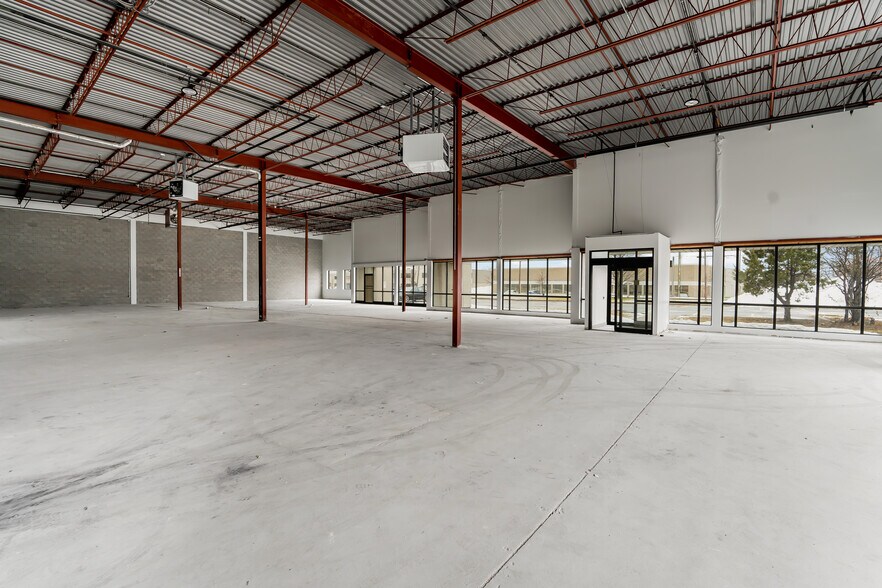 More Photos Of 3071-3075 Rue Louis-A.-Amos, Lachine Distribution For Lease